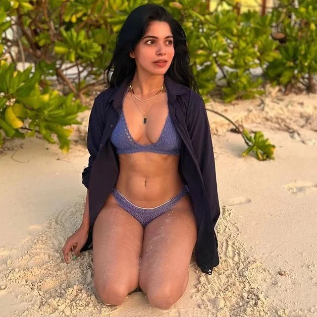 Divya Bharathi hot, Divya Bharathi sexy, Divya Bharathi sexy bikini, Divya Bharathi hot boobs and clevege, Divya Bharathi sexy thighs and Butt, Divya Bharathi nude