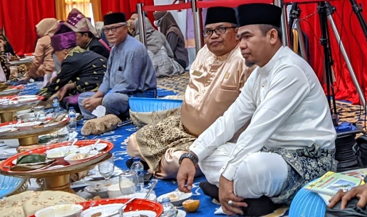 Ketua DPRD H. Fajran Hadiri Acara Penganugerahan Gelar Adat kepada Mendagri dan Jaksa Agung