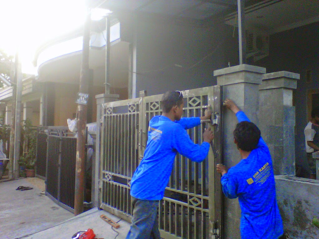 A. Harga pintu pagar besi minimalis Rp. 400.000 / m2 