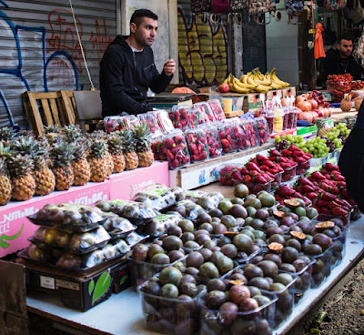Fruit stand in Shuk Mahane Yehuda, Jerusalem (Credit: bec s./Unsplash)