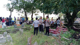 Takziah, Personil Polsek Gabuswetan Ikut Mengantarkan Jenazah ke Pemakaman