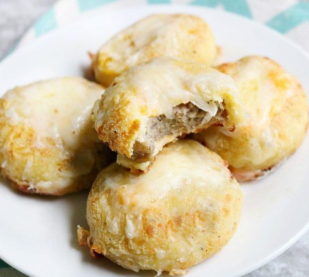KETO BREAKFAST BISCUITS STUFFED WITH SAUSAGE AND CHEESE #Keto #Biscuits