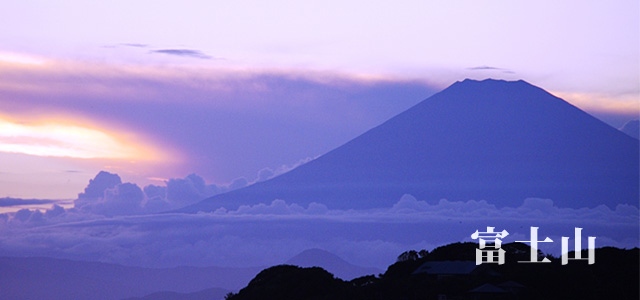 年賀状や新年のデザインにも使える富士山のフリー写真素材。逆さ富士や夕焼けなど。