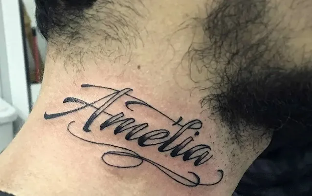 homem com tatuagem de nome Amélia na lateral do pescoço