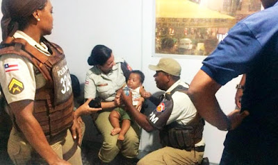 Bebê de 8 meses é encontrado abandonado em carrinho durante carnaval de Lauro de Freitas