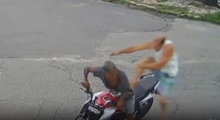 Homem reage a assalto, acerta 'voadora', e criminosos acabam presos no Rio de Janeiro