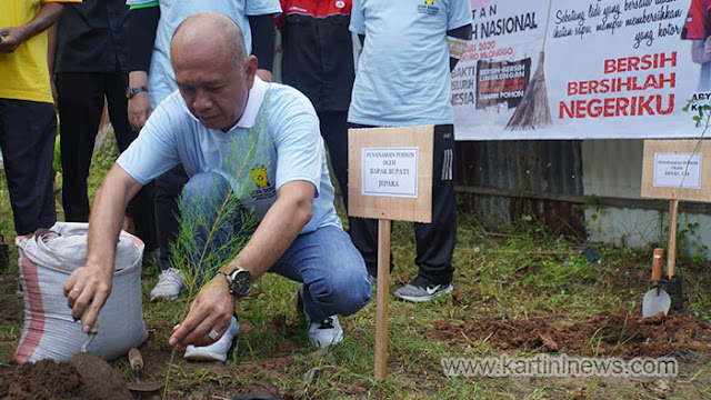 Plt Bupati Jepara Bersih bersih Sampah di Pantai Blebak