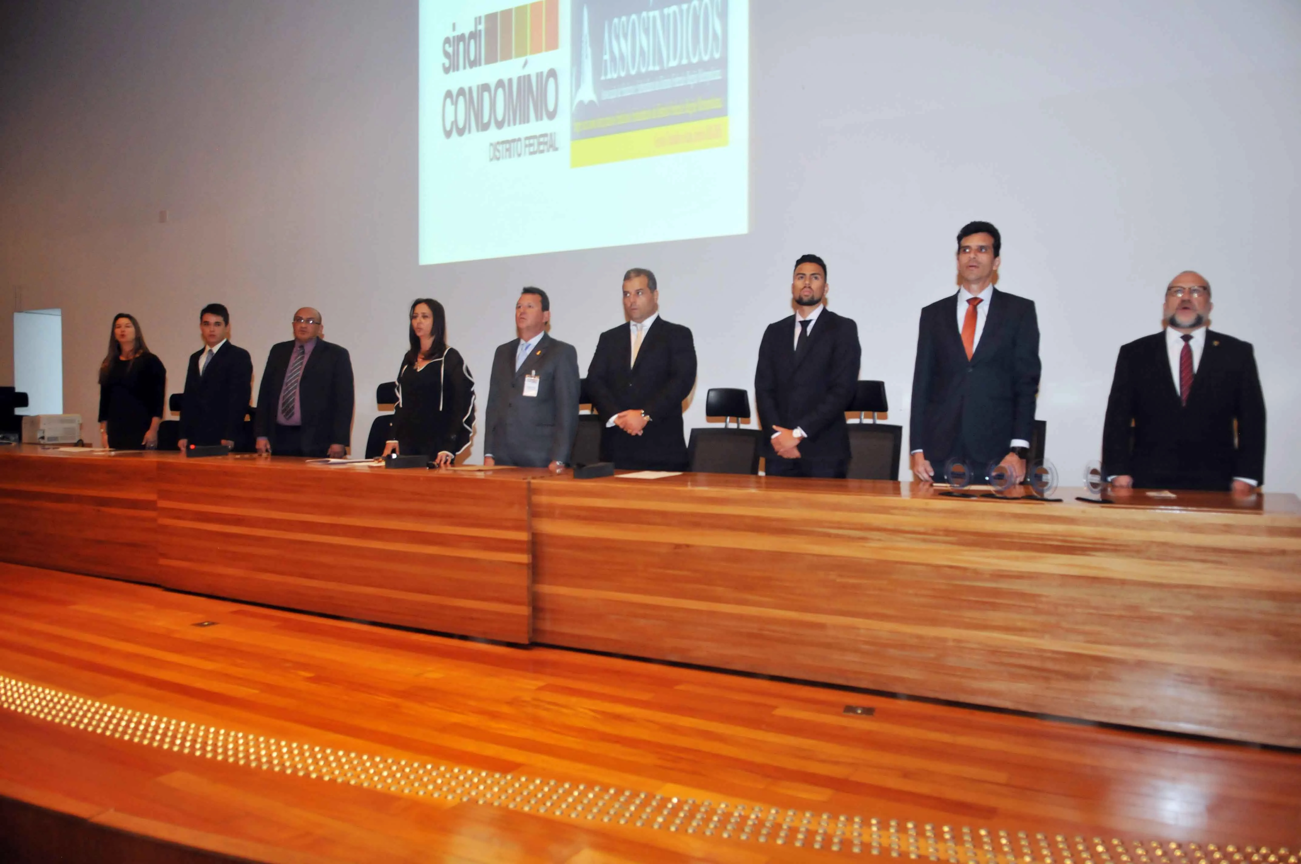 Diretoria da Assosindicos DF prestigia cerimônia de lançamento do Selo de Certificação de Qualidade. Presidente Paulo Melo foi convidado especial para compor a mesa
