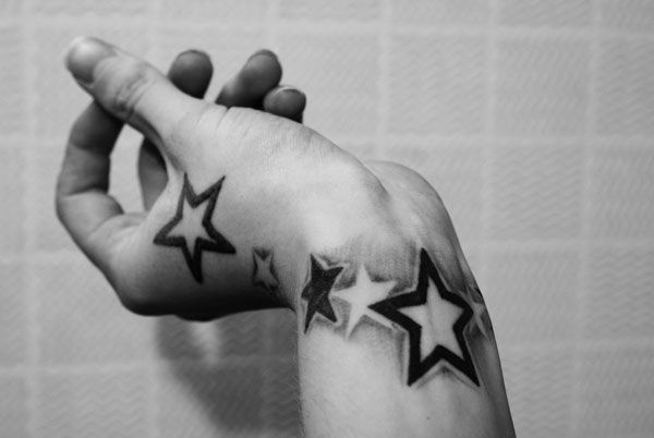 37 ideias de tatuagens inspiradas na magia encantadora das estrelas