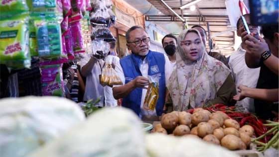 Zulkifli Hasan Tinjau Bapok Di Pasar Pabaeng-Baeng Makassar