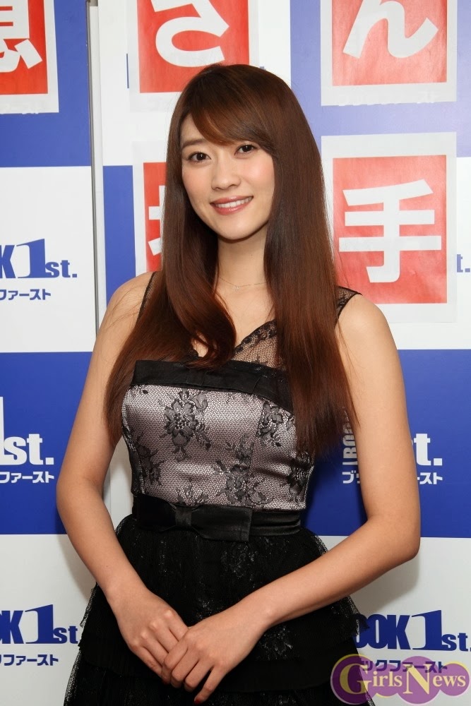 Hara_Mikie_calendar-2014_release-event_gravure_06
