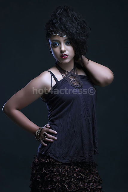 Deviyani Sharma Hot Navel and Thighs show photos