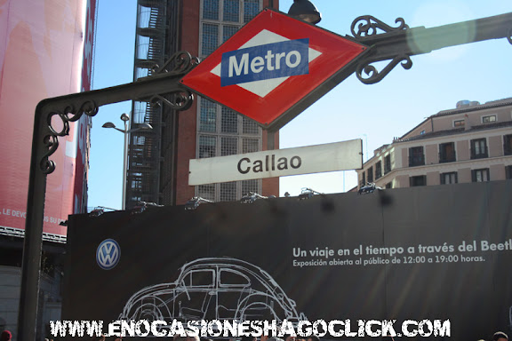 Fotos de la exposición sobre la historia del Volkswagen Beetle en la plaza de Callao de Madrid