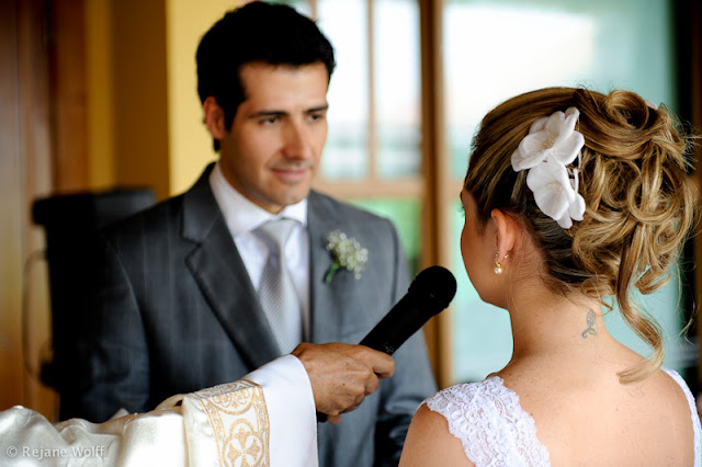 Penteado de noiva com flores no cabelo