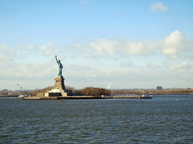 Die Freiheitsstatue von der Staten Island Fähre aus betrachtet