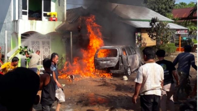 Mobil Avanza Terbakar hingga Menjalar ke Rumah, Korban Berteriak Minta Bantuan