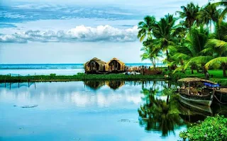 Perahu tradisional melintasi perairan tenang di backwaters Kerala, dikelilingi oleh pepohonan hijau subur dan suasana damai yang menenangkan.