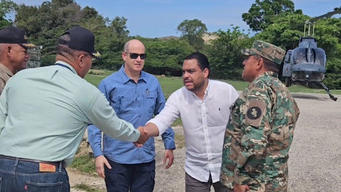 Comisión de la Dirección General de Aduanas aborda conflicto en frontera El Carrizal en Elías Piña