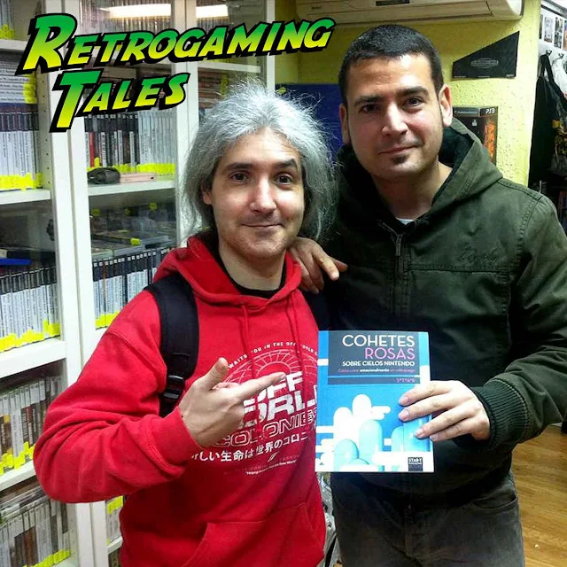 Alfonso M. González con su libro de videojuegos retro