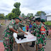 Jumat Berkah, Satgas Yonarmed 1 Kostrad Gelar Pelayanan Kesehatan Keliling dan Bagikan Bubur