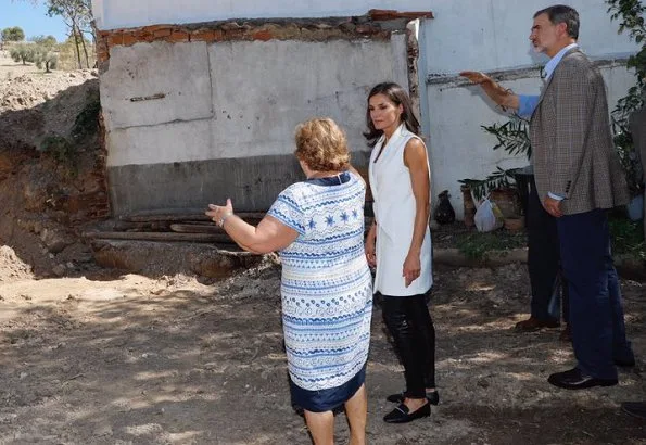 Queen Letizia wore a textured weave gilet by Massimo Dutti and wore black leather pants by Uterqueand Boss shoes