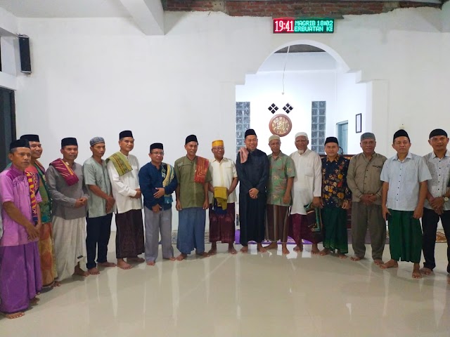  H. Mohammad Rum  Sholat Maghrib dan Isya Berjamaah di  Masjid Baitul Ali Kelurahan Sadia