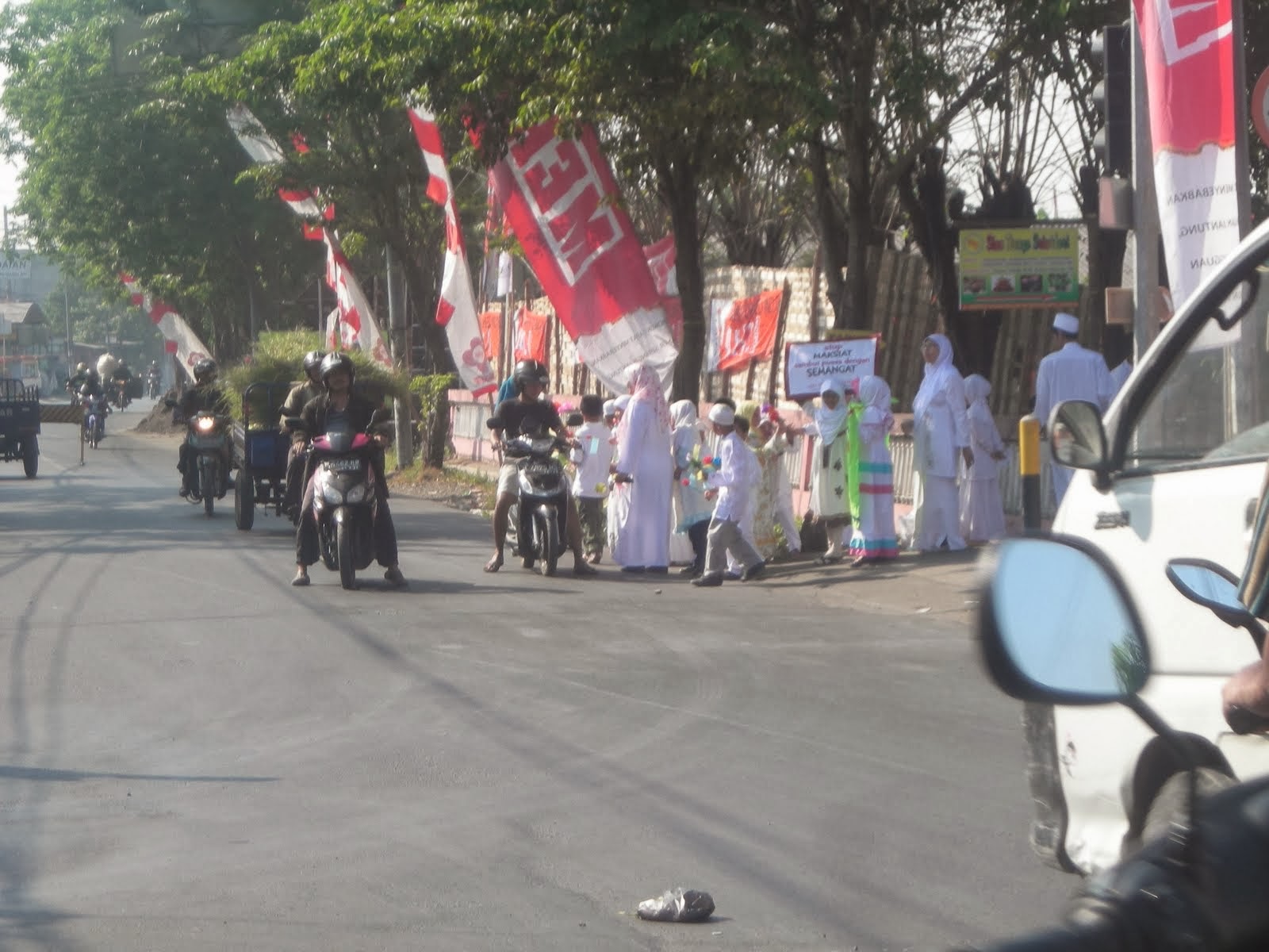 3 kelompok yaitu siswa PG TK dan SD kelas 1 melakukan karnaval keliling selanjutnya Kelas III melakukan bagi bagi bunga di pertigaan jalan Driyorejo