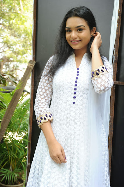 Yamini telugu actress latest beautiful pics