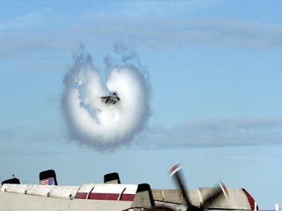 Cuando un avión se acerca a la velocidad del sonido, la forma en que el aire 