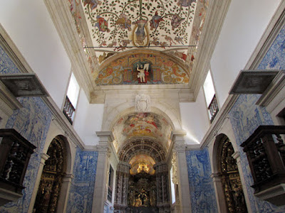 interior de uma capela com azulejos e altares barrocos