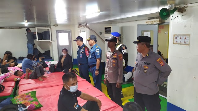 Personel Posko Terpadu Nataru Laksanakan Pengecekan Para Calon Penumpang 