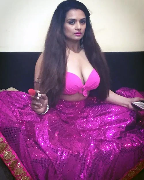 dhruvee haldankar cleavage hot actress savdhaan india