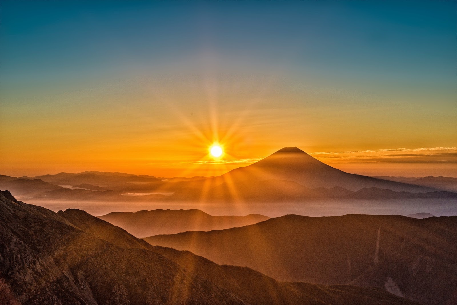 Wallpaper Gambar Sunset Di Gunung HD