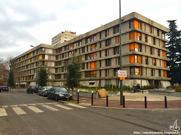 Créteil - Quartier des Bleuets, 10 bâtiments (1 détruit en 2012)  Architecte: Paul Bossard  Construction: 1959 - 1962 