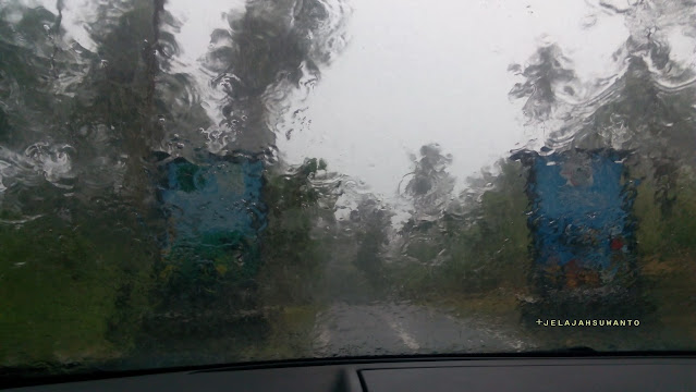 Hujan lebat dalam perjalanan jelajah Batuangus | © JelajahSuwanto