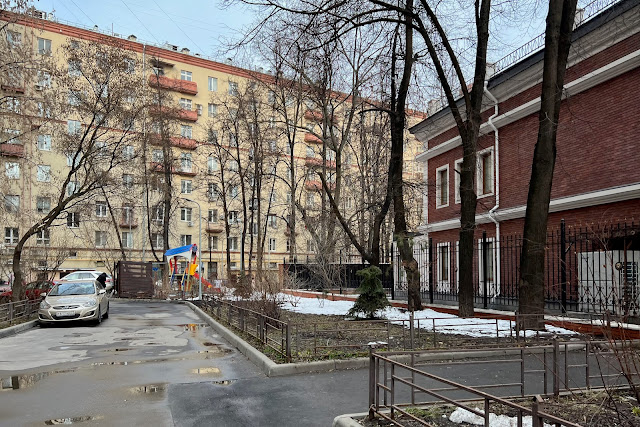 Фурманный переулок, Садовая-Черногрязская улица, дворы, жилой дом 1950 года постройки, «детский сад»