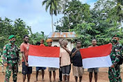 Satgas Yonif 125 Bagikan Bendera Merah Putih, Gelorakan Semangat Kebangsaan