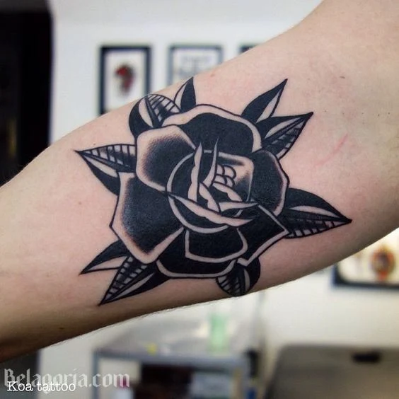 Vemos a una chica con tatuaje de la silueta de una rosa negra