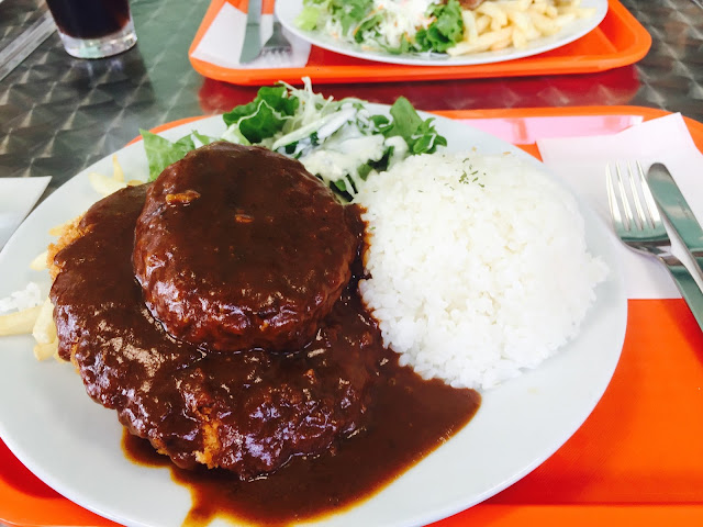 ランチメニューのデミグラスハンバーグ＆メンチカツセット（ライス大盛り）