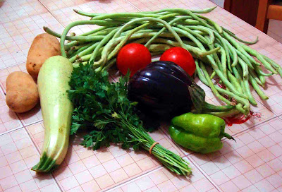 green beans and other fasolakia ingredients