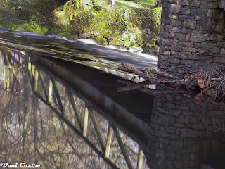 El puente principal del Area recreativa reflejado en el rio Xubia