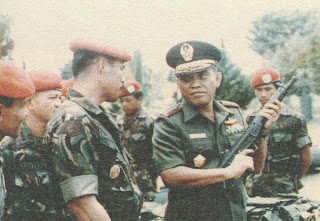 Benny Moerdani (memegang senapan), perwira intelijen yang kelak jadi Panglima ABRI 1983-1988. Foto: Repro "Sintong Panjaitan: Perjalanan Seorang Prajurit Para Komando".