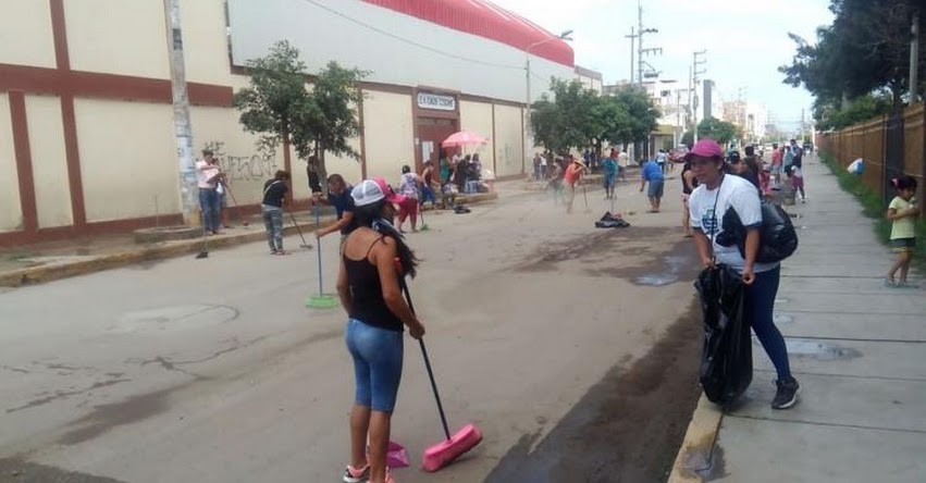 Padres de familia se unen e inician jornada de limpieza en colegio afectado por lluvias en Lambayeque