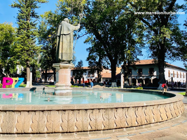 Pátzcuaro: Plaza Vasco de Quiroga al fondo Hotel Mansión Iturbe