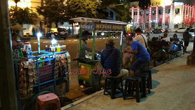 mencari makan di nol kilometer jogja