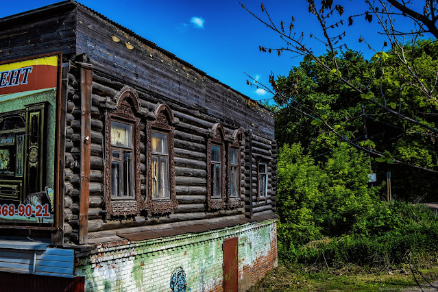 Старый бревенчатый дом без крыши