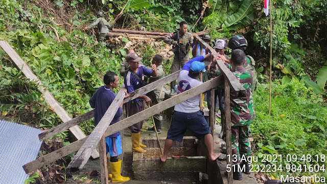 Satgas Mandago Raya bersama Warga Perbaiki Bak Penampungan Air