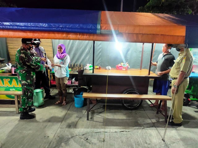 Babinsa Bersama Bhabinkantibmas Dan Satpol PP  Beri Himbauan Prokes Dan Bagikan Masker