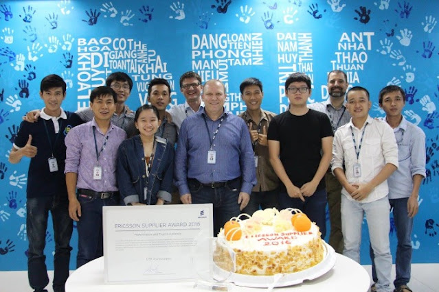 Drini Mulla e il personale dell'ufficio vietnamita di DEK Technologies festeggiano il ricevimento di un premio fornitore Ericsson.