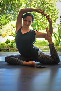 Eka padarajakapotasana variation - Again, long arms to the rescue! A beautiful show-off pose if you have the shoulder, back, and hip flexor flexibility. Next step is facing forwards, getting the foot on the head, and then straightening out the front leg in splits...